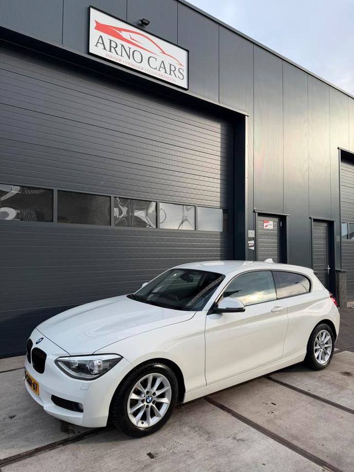 BMW 1-Serie 114i 3-DR 2013 Wit - COMPLEET IN ORDE | APK ✅, Auto's, BMW, Bedrijf, 1-Serie, ABS, Airbags, Airconditioning, Alarm