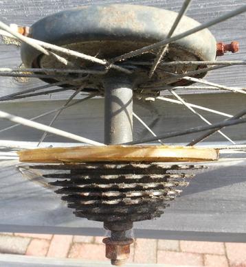 De achternaaf met freewheel en rest van spaken, 100% keurig beschikbaar voor biedingen