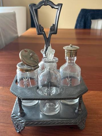 Antiek Tafelstuk Keukenbenodigdheden beschikbaar voor biedingen