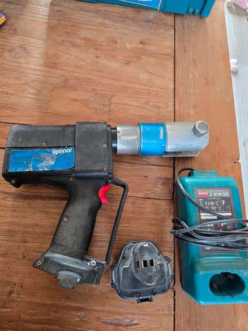 Uponor pers machine gebruikt met lader en 1x bat beschikbaar voor biedingen