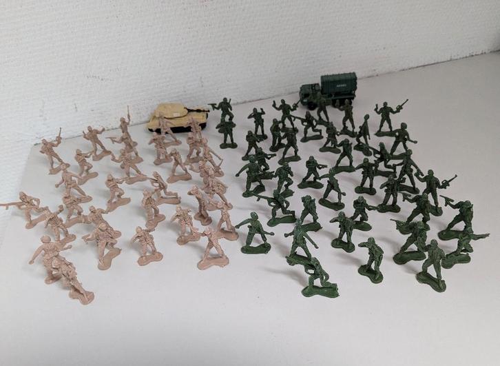 68 stuks plastic soldaatjes, 4,5 cm. groot en 2 voertuigen., Kinderen en Baby's, Speelgoed | Speelgoedvoertuigen, Gebruikt, Ophalen of Verzenden