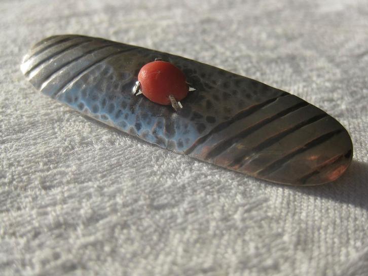 Gehamerde zilveren broche, met koraal. P.J. Bierenbroodspot., Sieraden, Tassen en Uiterlijk, Antieke sieraden, Broche, Zilver