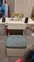 Singer Merritt KL217 op retro naaitafel, kruk met laden, Hobby en Vrije tijd, Naaimachines en Toebehoren, Ophalen, Gebruikt, Singer
