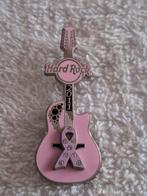 Hard Rock Cafe : PINK RIBBON, EMAILLE GITAAR PIN, Verzamelen, Speldjes, Pins en Buttons, Verzenden, Zo goed als nieuw, Merk, Speldje of Pin