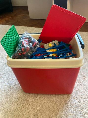 Koelbox vol LEGO beschikbaar voor biedingen