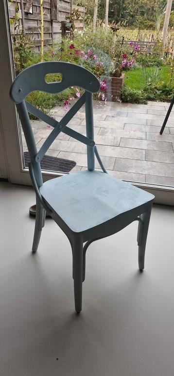 Houten blauwe stoel in goede conditie. Is overbodig geworden beschikbaar voor biedingen