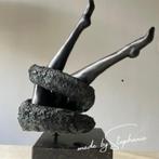 Bronzen beeld op sokkel - 'elegante benen' - eigen werk, Ophalen