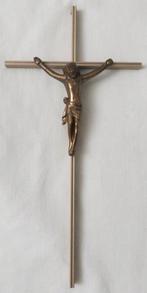 Niet zo grote slanke metalen crucifix. Kruisbeeld. Vintage, Verzamelen, Ophalen of Verzenden, Gebruikt, Beeld(je), Christendom | Katholiek