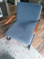 Blauwe, stoffen fauteuil met houten armleuningen, Huis en Inrichting, Fauteuils, Ophalen, Gebruikt, Metaal, Minder dan 75 cm