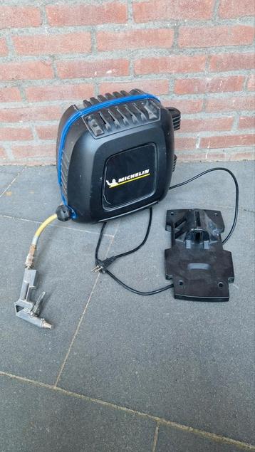 Wand montage compressor en haspel in een michelin werkplaats beschikbaar voor biedingen