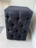 Zwart nachtkastje gecapitonneerd met knopen. Hotel chic, Huis en Inrichting, Ophalen, Zo goed als nieuw, Hout, Minder dan 45 cm