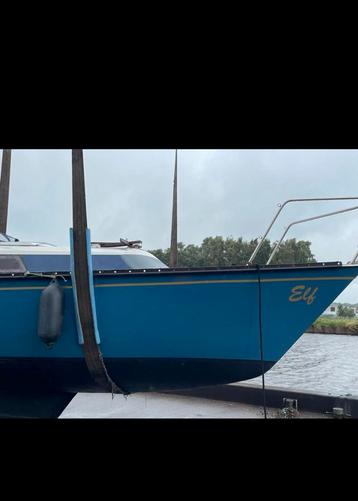 Leuke moteoboot met kajuit. Motor is goed. Moet weg beschikbaar voor biedingen