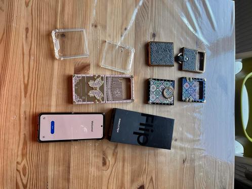 Samsung Galaxg Z flip4 met doos en meerdere hoesjes, Telecommunicatie, Mobiele telefoons | Toebehoren en Onderdelen, Zo goed als nieuw
