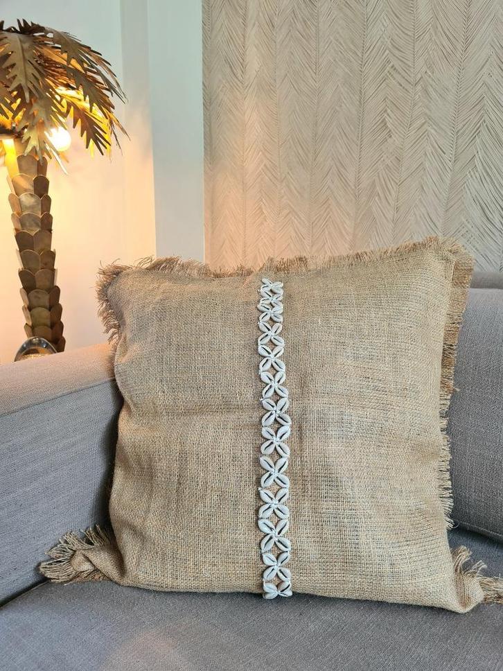 Jute kussenhoes met schelpen uit Bali, Huis en Inrichting, Woonaccessoires | Kussens, Nieuw, Bruin, Vierkant, Ophalen of Verzenden