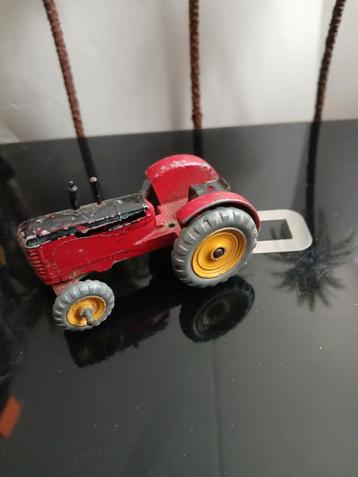 Tractor.  Dinky toys,  opknapper  beschikbaar voor biedingen