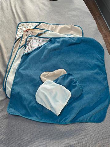 Badcape baby + spuugdoekjes beschikbaar voor biedingen