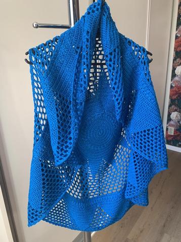 Uniek en origineel in de rondte gehaakt vest, geheel nieuw. beschikbaar voor biedingen