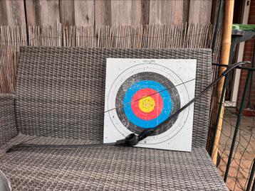 Handboog met bord (zonder pijlen) beschikbaar voor biedingen