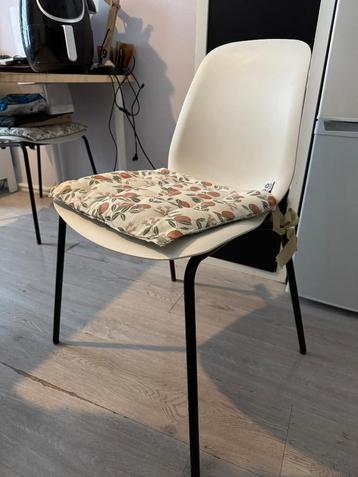 2 Witte eetkamerstoelen