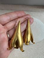 GOUD KLEUR STATEMENT CALLA OORBELLEN HANGERS GROOT FORMAAT, Goud, Overige materialen, Ophalen of Verzenden, Zo goed als nieuw