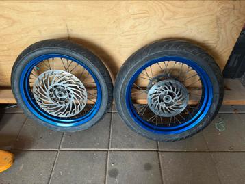 Derbi drd racing blauwe wielen achtervelg zit een deukje in beschikbaar voor biedingen
