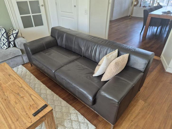 Moet weg! Donkerbruine leren KIVIK bank – Brede armleuningen, Huis en Inrichting, Banken | Complete zithoeken, Zo goed als nieuw