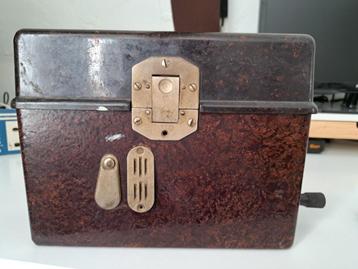 Bakelieten kast (veldtelefoon ? megger?) beschikbaar voor biedingen