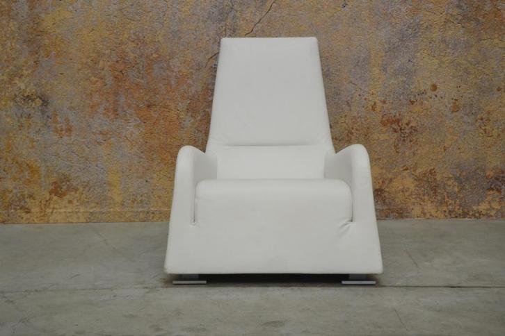 ZGANieuw witte leren Ligne Roset Jil design fauteuil, Huis en Inrichting, Fauteuils, Zo goed als nieuw, Leer, Metaal, 50 tot 75 cm