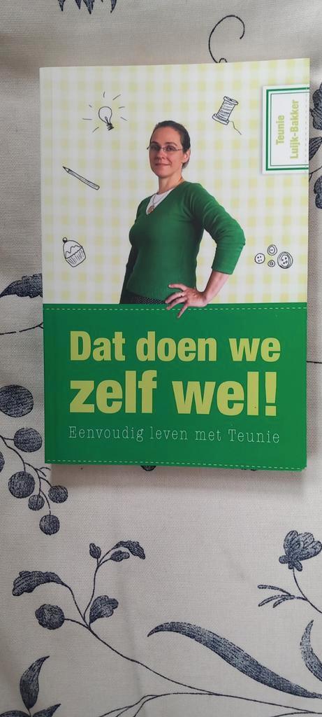 Teunie Luijk- Bakker - Dat doen we zelf wel, Boeken, Politiek en Maatschappij, Zo goed als nieuw, Nederland, Ophalen of Verzenden