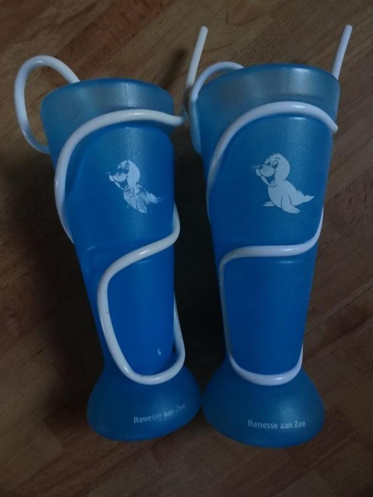 2 bekers met rietje camping julianahoeve, Huis en Inrichting, Keuken | Servies, Zo goed als nieuw, Kop(pen) en/of Schotel(s), Overige stijlen