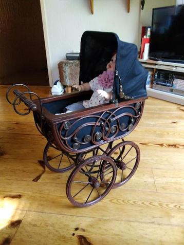 Poppenwagen manou met porseleinen pop Vintage/antiek