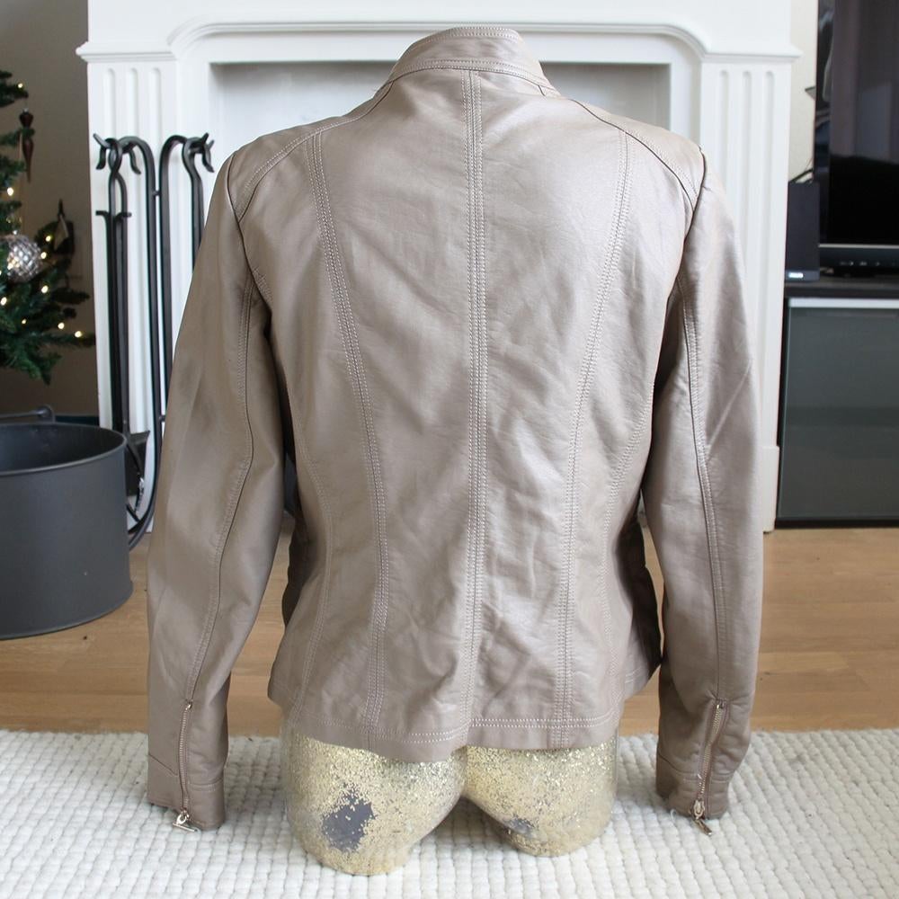 Mooie Adeline Jas (L) € 30,-, Adeline, Beige, Maat 42/44 (L), Ophalen of Verzenden