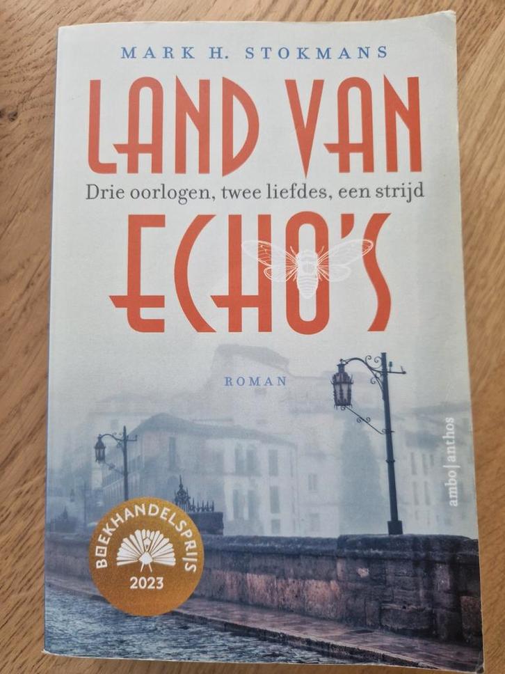 Land van Echo's - Mark H. Stokmans - Boekhandelsprijs 2023, Boeken, Romans, Zo goed als nieuw, Nederland, Ophalen of Verzenden