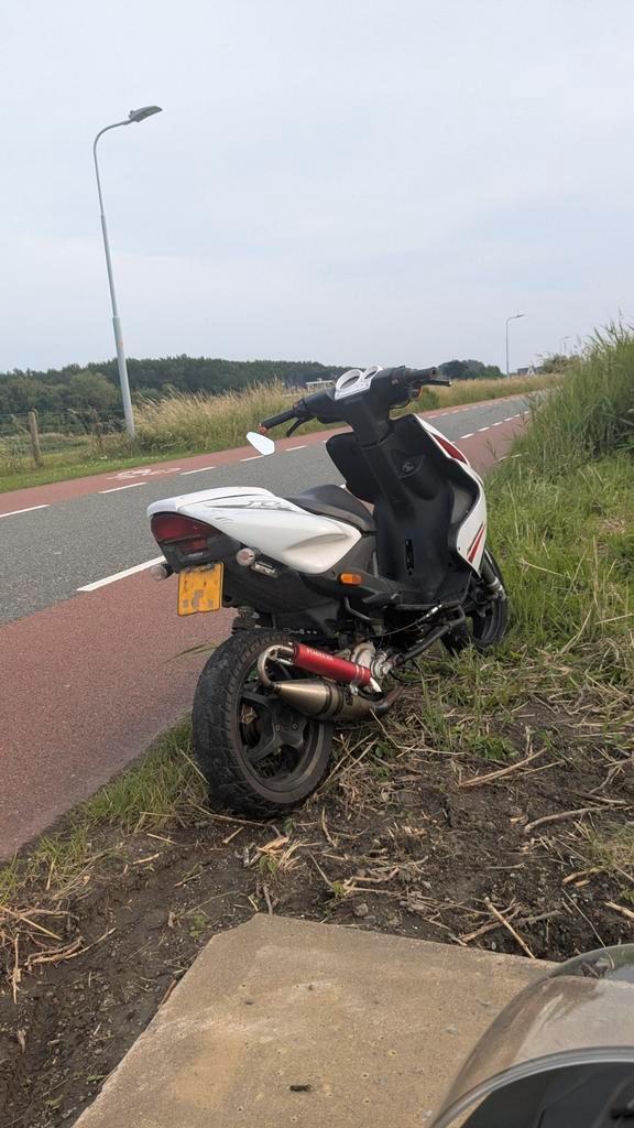 Yamaha aerox 2011, Fietsen en Brommers, Scooters | Yamaha, Gebruikt, Aerox, Tweetakt, Ophalen of Verzenden