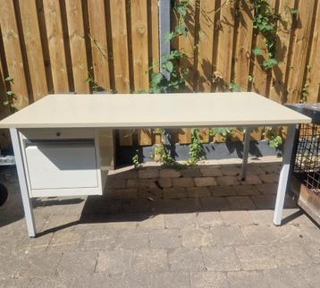 bureau/ buro 160 x 90 cm + afsluitbaar ladeblok licht kleur beschikbaar voor biedingen