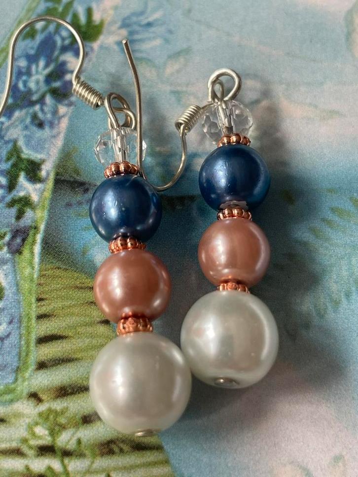 Driekleur glasparels, Sieraden, Tassen en Uiterlijk, Oorbellen, Nieuw, Hangers, Glas, Ophalen of Verzenden