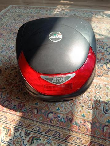 Givi topkoffer voor helm met universele bevestiging beschikbaar voor biedingen