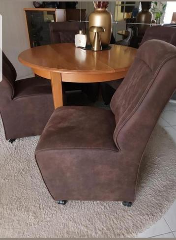 2 in nieuw staat verkerende eetkamerstoelen bruin beschikbaar voor biedingen