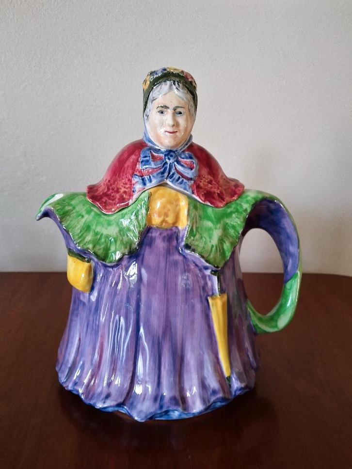 Theepot little old lady Radford en met muziekdoosje., Antiek en Kunst, Curiosa en Brocante, Ophalen of Verzenden