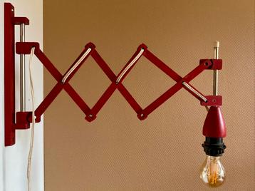 Vintage rode houten schaarlamp beschikbaar voor biedingen