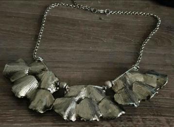 MOOIE APARTE ZILVERKLEURIG KETTING beschikbaar voor biedingen