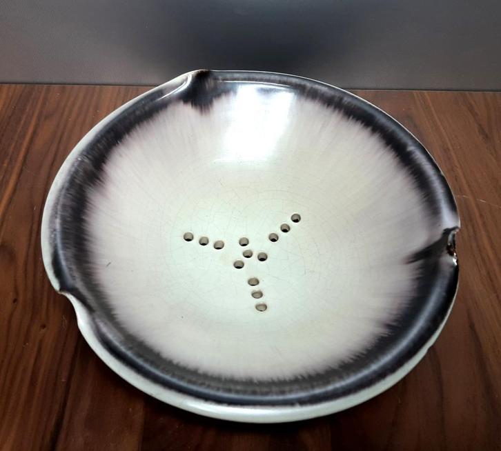 Aardewerk vergiet. Doorsnede 23,5 cm., Antiek en Kunst, Antiek | Keukenbenodigdheden, Ophalen of Verzenden