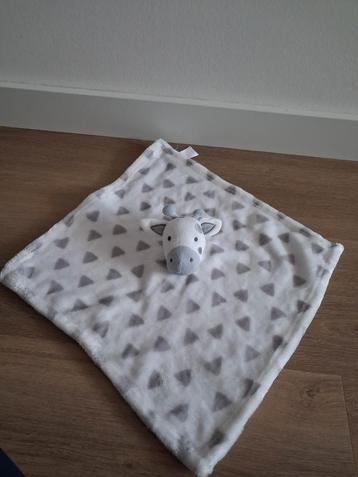 Knuffeldoekje giraf Early Days wit grijs driehoek K9722 beschikbaar voor biedingen