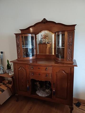 Mooie kast met rond glas beschikbaar voor biedingen