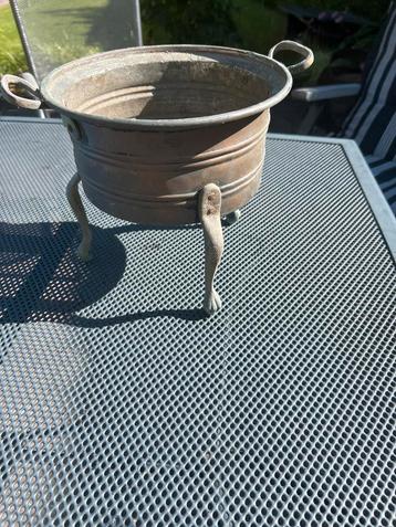 Antieke Koperen Pot op Poten beschikbaar voor biedingen