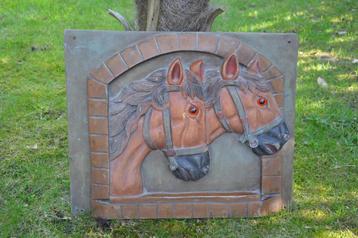 wanddecoratie houtsculptuur van paardenhoofden uit stalraam beschikbaar voor biedingen