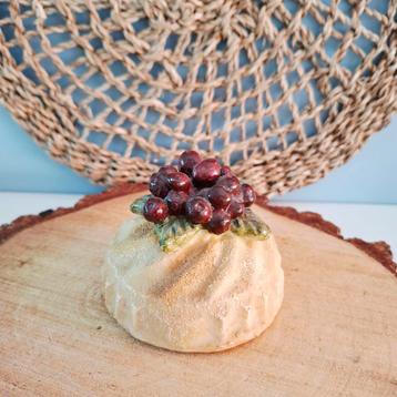 Decoratieve cupcake met bessen beschikbaar voor biedingen