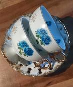 Twee blauwe theekoppen met opengewerkte schotels, Ophalen of Verzenden