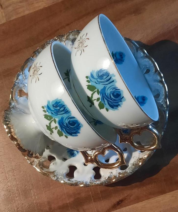 Twee blauwe theekoppen met opengewerkte schotels, Antiek en Kunst, Antiek | Porselein, Ophalen of Verzenden