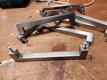 Metalen handgrepen 9 stuks € 10,-  beschikbaar voor biedingen